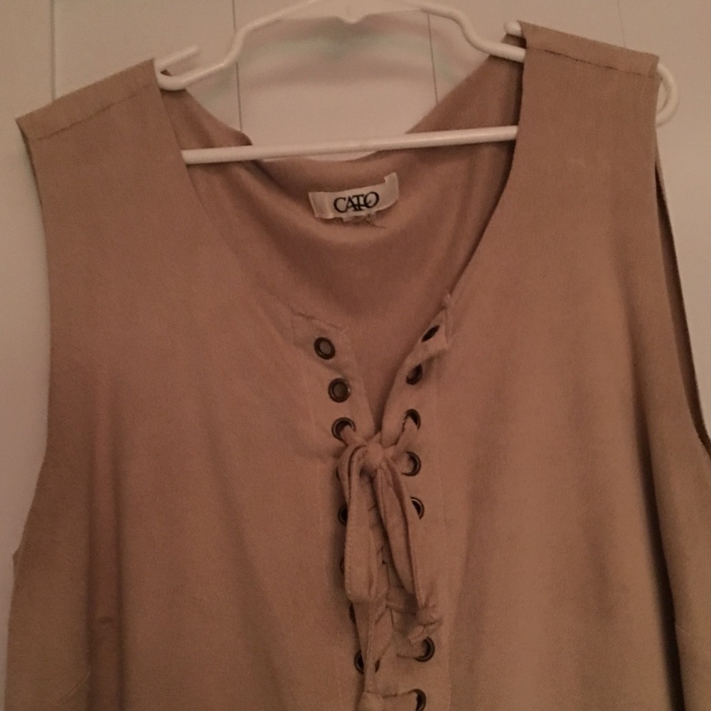 Tan Cato sleeveless top size Lg